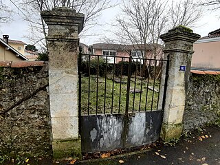 Cimetière familial israélite privé. Il comporte seize tombes, la première datant de 1870 et la dernière, de 1991.