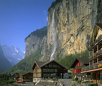 File:Cliffs-Lauterbrunnen-Mittelland-Switzerland-region.webp