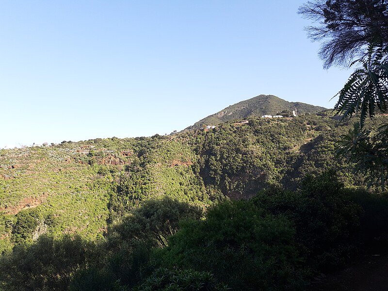 File:Coastal trail 130,Barranco Topaciegas, La Palma.jpg