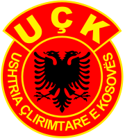 סמל הארגון באלבנית, ראו את הדמיון לדגל אלבניה