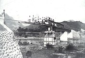 1924年宜蘭線第一代第一雙溪橋架設鋼鈑梁，照片由東向西拍攝（前畑俊穗／藏）[3]