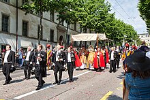 Fronleichnamsprozession mit Vertretern der Sakramentsbruderschaft in Freiburg, Schweiz