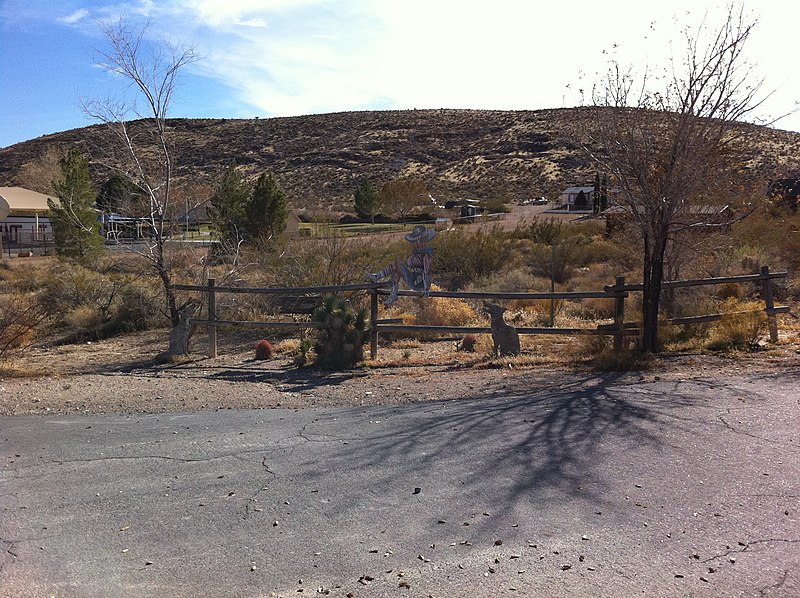 File:Coyote Ranch wooden sign, old brothel - panoramio.jpg