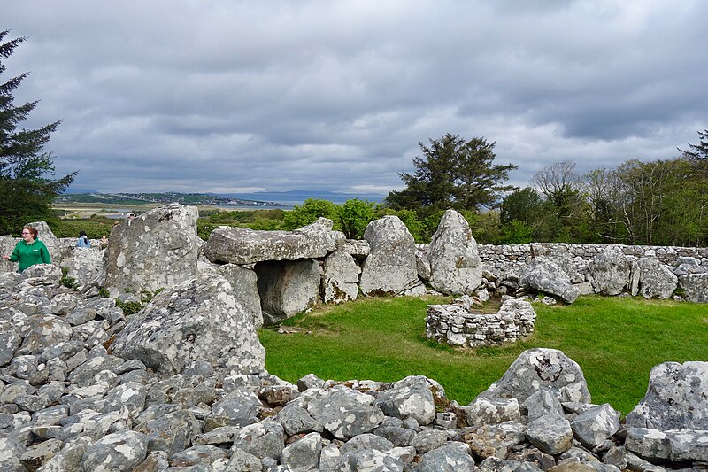 File:Creevykeel Court Tomb (28243591468).jpg