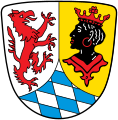 Wappen Landkreis Garmisch-Partenkirchen mit einem vorne links gewendeten roten Greifenlöwen