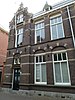 Woonhuis in blokjes van twee gespiegelde woningen, in 1906 gebouwd in een neorenaissancestijl, mogelijk naar ontwerp van een rijksbouwmeester. Het blokje is gebouwd in opdracht van het departement van justitie als vervanging van dienstwoningen behorend bij het Armamentarium, die moesten wijken voor de bouw van het Kantongerecht. Het pand is van belang als deel van het blokje Breestraat 5-5a. Het is een goed en gaaf bewaard voor- beeld van neorenaissance uit het begin van de 20ste eeuw.