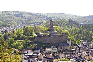 Dillenburg mit Wilhelmsturm und Altstadt, rechts die Autobahn 45, links hinten das Wohngebiet Hof Feldbach