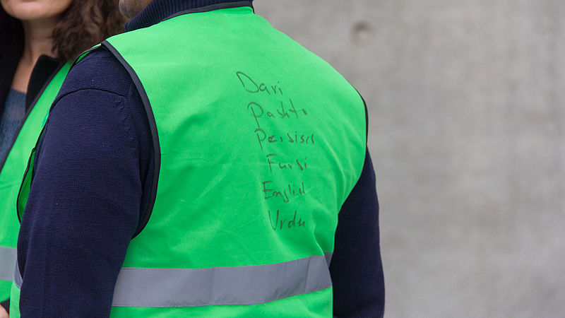 File:Drehscheibe Köln-Bonn Airport - Ankunft Flüchtlinge 5. Oktober 2015-0244.jpg