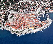 Devor bilan o'ralgan Dubrovnik shahri