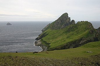 Dùn från Ruaival med Stac Levenish i bakgrunden till vänster.