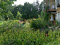 chaque maison, outre d'un jardin privé dispose d'un jardin semi-public (communautaire, entretenus par les habitants