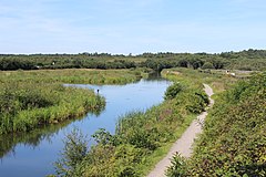 Hier is het waterpeil van het Basingstoke Canal lager dan de omliggende terrein aan de linkerzijde, maar hoger dan de omliggende terrein aan de rechterzijde