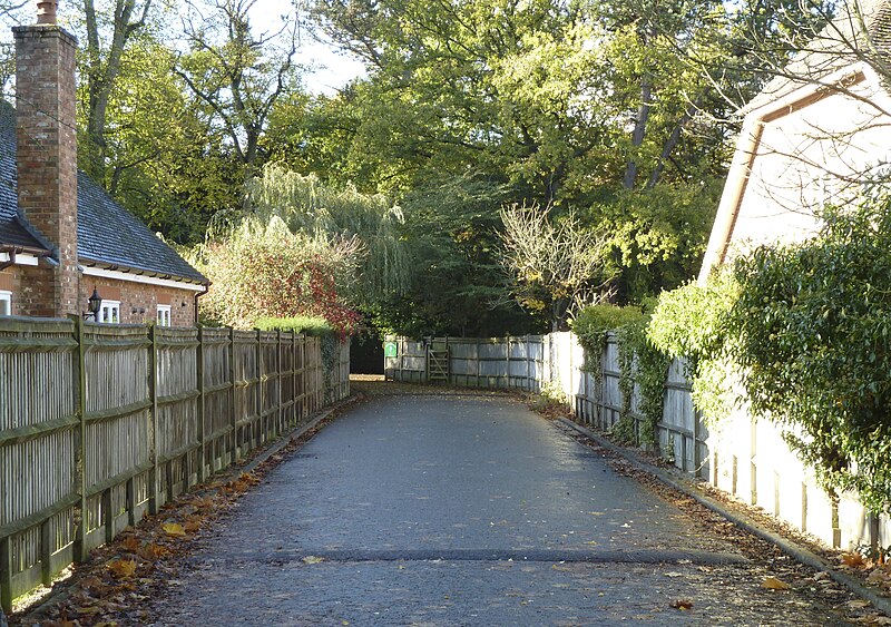 File:Entrance to Hale Barns C.C. - geograph.org.uk - 3738705.jpg