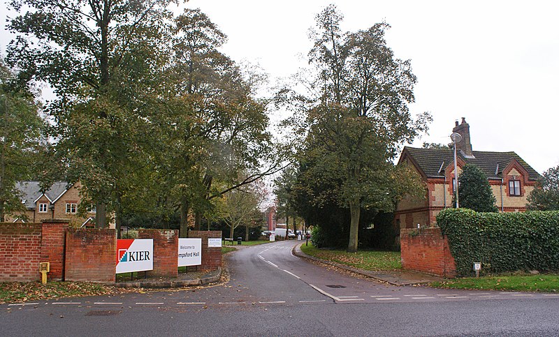 File:Entrance to Tempsford Hall.jpg