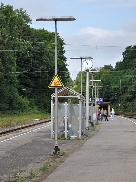 File:Eschweiler Hauptbahnhof Bahnsteig.JPG