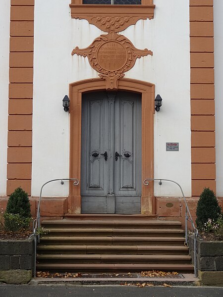 File:Evangelische Kirche Langsdorf (Lich) Portal 01.JPG