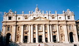 Fachada de la Basílica de San Pedro (Ciudad del Vaticano), diseñada por Carlo Maderno.