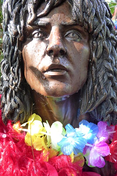 File:Facial Detail on Sculpture of Marc Bolan at the Barnes Rock Shrine.jpg