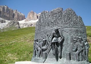 Monumento a Coppi en el Paso Pordoi (Dolomitas) erigido por la comuna de Canazei (2/7/2000)