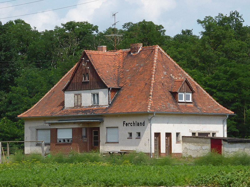 File:Ferchland Bahnhof.jpg