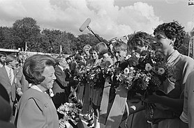 Finale WK-hockey dames Ned. dames blij met medailles en beker na behalen WK Ha, Bestanddeelnr 933-7370.jpg