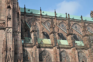תמיכות דואות עטורות צריחונים בקתדרלת שטרסבורג. עיצוב התמיכות הדואות השתלב במראה התחרה של הקתדרלה הגותית.