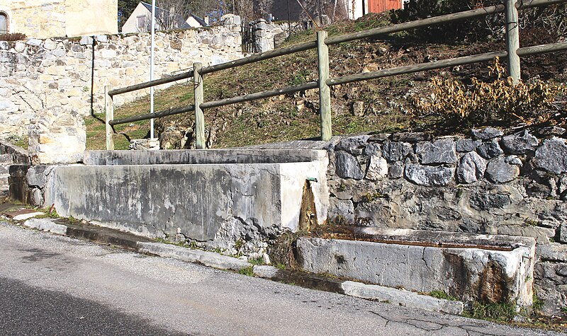 File:Fontaine de Lançon (Hautes-Pyrénées) 1.jpg