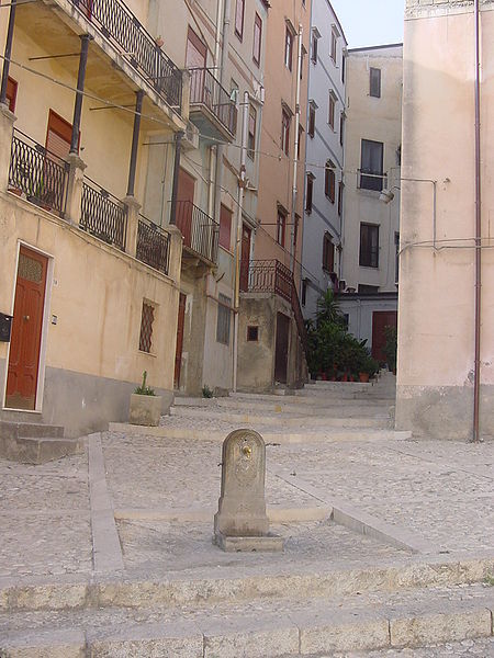 File:Fontana Piazza Madrice.jpg