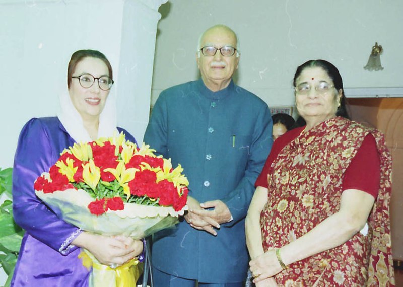 File:Former Prime Minister of Pakistan Ms. Benazir Bhutto calls on the Deputy Prime Minister Shri L.K. Advani in New Delhi on December 12, 2003.jpg