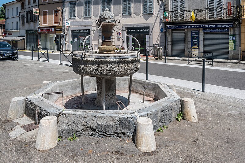 File:Fountain at pl de la Republique in Aspet (2).jpg