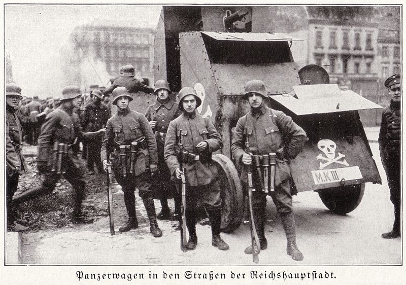 File:FreikorpsBerlinStahlhelmM18TuerkischeForm.jpg