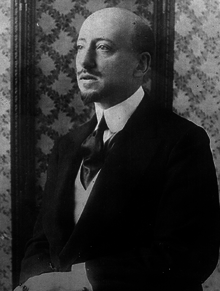 Gabriele D’Annunzio (1916).png