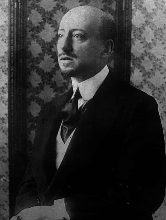 File:Gabriele D'Annunzio (1916).png - Wikimedia Commons