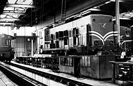 HUA-159349-Afbeelding_van_de_diesel-electrische_locomotief_nr._2300_%28serie_2200-2300%29_van_de_N.S._in_de_lijnwerkplaats_Watergraafsmeer_te_Amsterdam.jpg