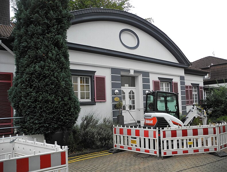 File:Haan, Deller Str. 31, Friedensheim, Cafeteria-Pavillon, Mittelrisalit, schräg von links.jpg