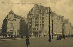Mönckebergstraße ca. 1910 mit originalen Giebeln im Barkhof (re.), die die eigentlich traufständige Straße wie giebelständig aussehen lassen und die Häuser optisch aufteilen. Mönckebergbrunnen und U-Bahn-Eingang fehlen noch.