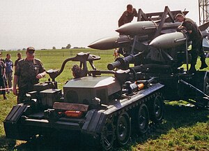 Véhicule de chargement HAWK avec missiles guidés