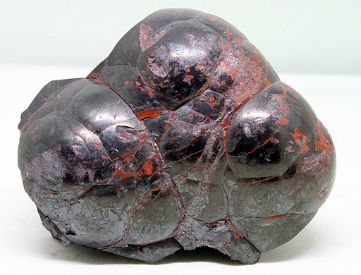 Image of hematite cristal, black and red, showing botroildal or bubble-like shapes.