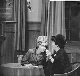 Links Ellen de Thouars, rjochts Carla de Raet, yn Het vijfde slachtoffer, 1965