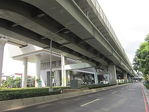 Highway 1 and Xinzhuang Fuduxin Station 20160621.jpg