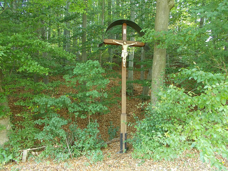 File:Holzkreuz beim Woellwarthstein.JPG