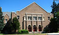 כניסה לאודיטוריום של בית הספר התיכון הוד ריבר - הוד ריבר אורגון.jpg