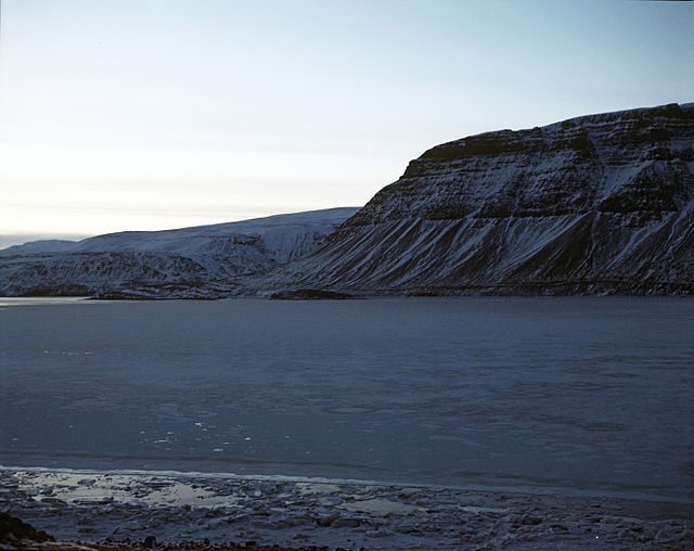 Hvalfjördur im Winter, Blick über Botnsvogur auf den Berg Þyrill
