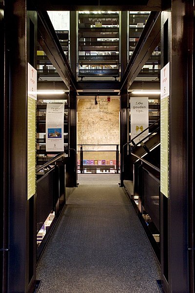 File:Interieur, overzicht van verbindingsgangpad op de eerste verdieping tussen het grote zwarte boekmeubel in het schip met de zuidelijke zijbeuk - Maastricht - 20532497 - RCE.jpg