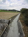 Au lieu-dit la Justice : canalisation en béton. La colonne à base carrée, à gauche, sert aussi à faire prendre un angle léger à la canalisation.