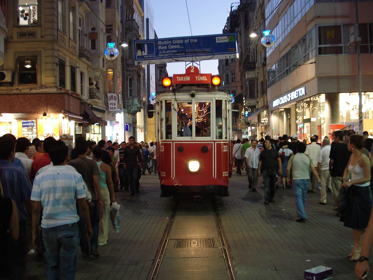 File:Istiklal caddesi tramvay.JPG - Wikimedia Commons