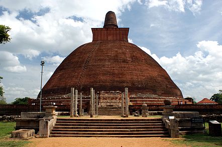 Stupa e Jetavanaramayas në Anuradhapura, struktura më e madhe në botë prej tullash[18]