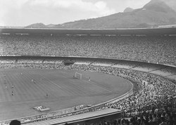 Jogo no Estádio do Maracanã, antes da Copa do Mundo de 1950.tif