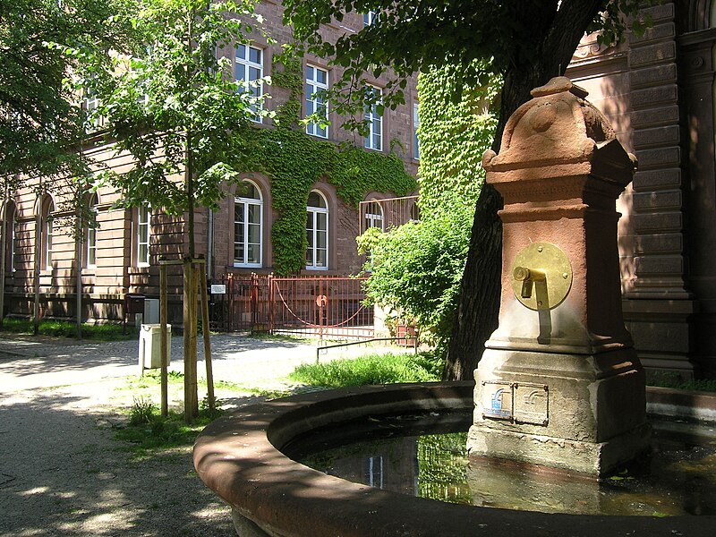 File:Karlsruhe Durlach Brunnen Friedrichschule.jpg