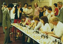 Kasparow spielt 1985 in Hamburg simultan gegen Hunds Töchter Susanne, Barbara, Isabel und Dorothee; rechts stehend Hunds Ehefrau Juliane
